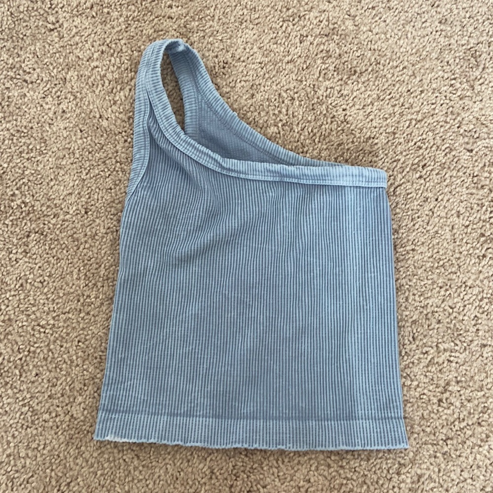 Cute one shoulder top!